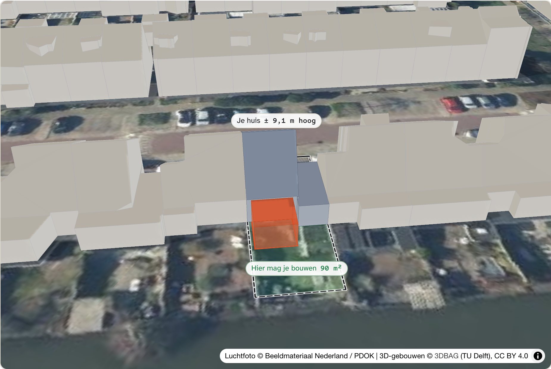 3D-weergave van Merel 25 in Heemskerk: het huis in lichtblauw en de buren in licht linnen als volumes op de luchtfoto, de getekende uitbouw als oranje blok tegen de achtergevel, met de labels 'Je huis ± 9,1 m hoog' op het dak en 'Hier mag je bouwen 90 m²' in de achtertuin.