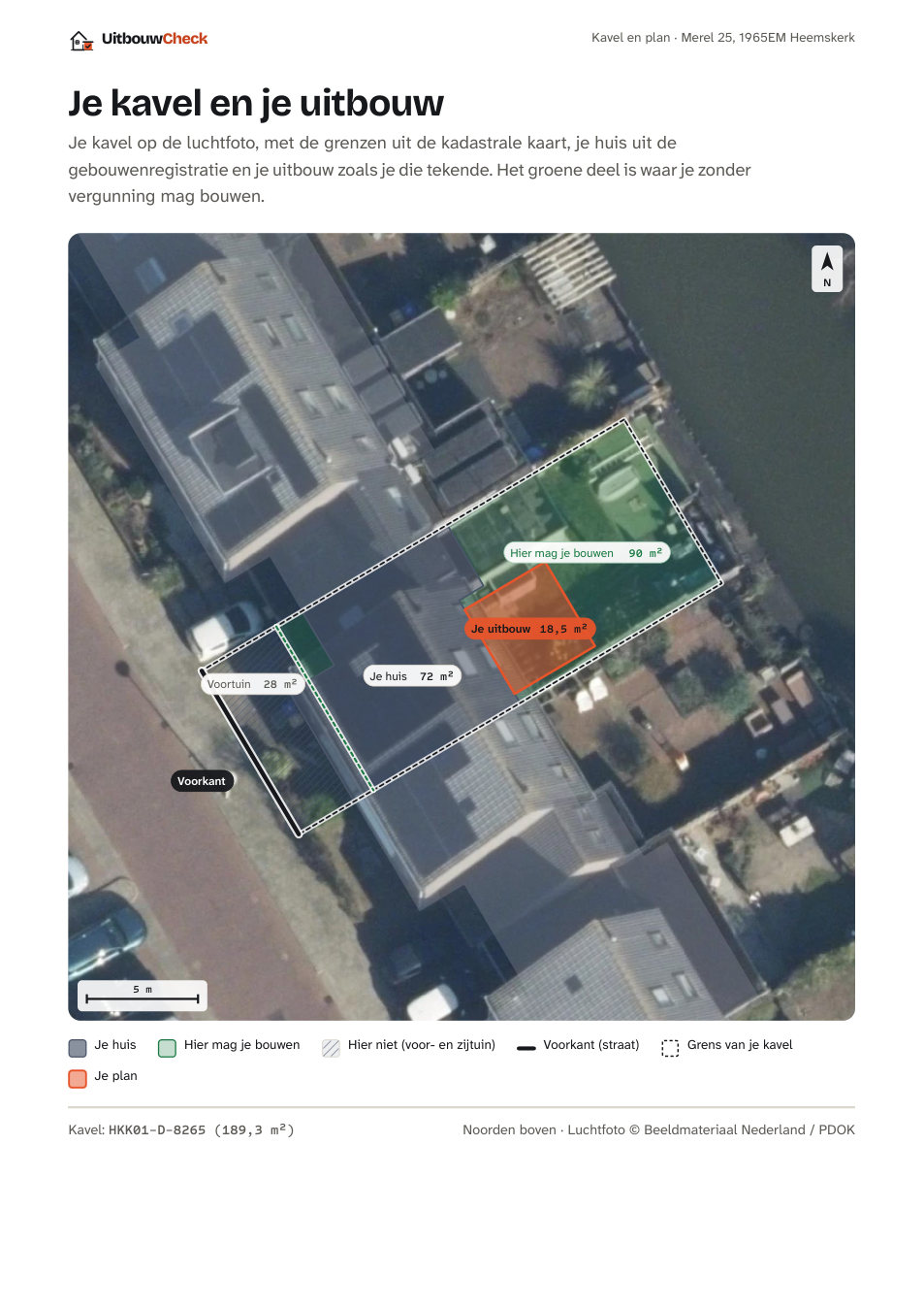 Pagina met de situatietekening: de luchtfoto van het perceel met de kavelgrens, het huis, de bouwzone en de oranje uitbouw.
